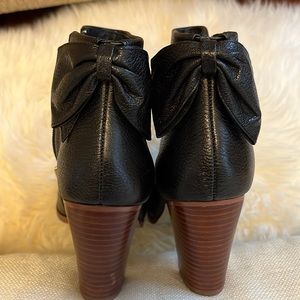 Adorable Kate Spade bow back booties 🎀 EUC